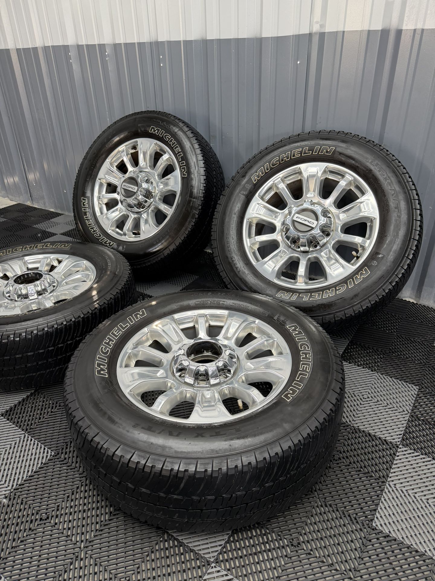 Ford F250 Platinum Wheels and Tires