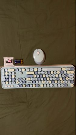 Wireless Keyboard and Mouse Combo’s Retro Typewriter caps