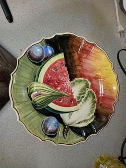 Beautiful decorative hanging plate no chips or blemishes