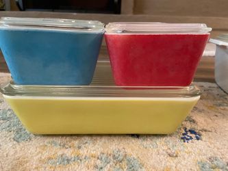 Set of 4 Vintage Pyrex dishes with lids
