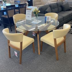 4 Pc Dining Set! Perfect For Small Kitchen 