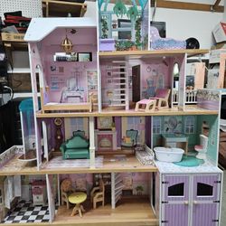 Large Doll House w/dolls, furinatue, accessories 