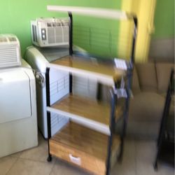 Mueble Para Microondas Con Conexión Para Electricidad 
