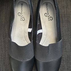 Mountain women black slip on loafer stretch panel size 9