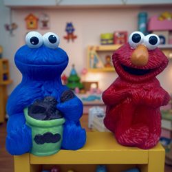 Las alcancías de Elmo y el Monstruo de las Galletas