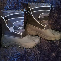 New In Box Boy Size 4 Waterproof Snow Boots