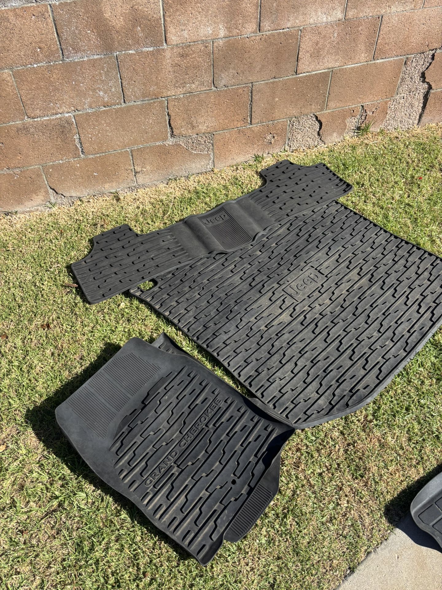 Jeep Grand Cherokee Rubber Floor Mats.