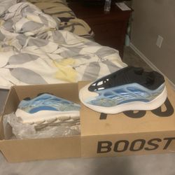 Yezzy 700 V3 Arzareth 