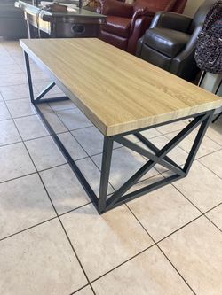 Big coffee table amazing conditions 47” x 24”