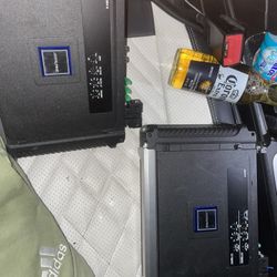 #1 amplificador Amp. Alpine X- A90M y #2 Amp. Alpine X- A70F son dos amplificadores