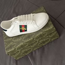 Women's Gucci Ace sneaker with bee
