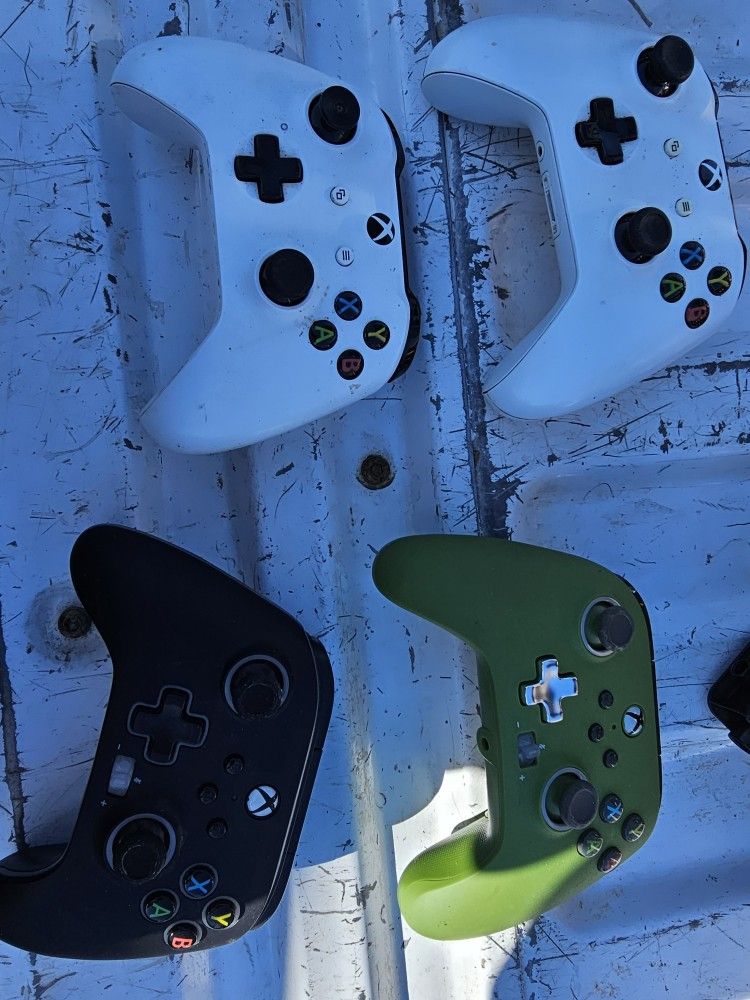 Xbox One Controllers Lot