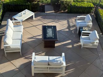Modern White Metal Patio set– Excellent Condition