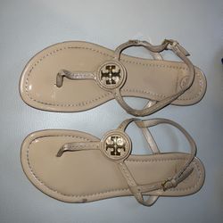 Tory Burch Women's sz 10 Sandals Dillan Tan Patent Leather Gold Logo T Strap Thong