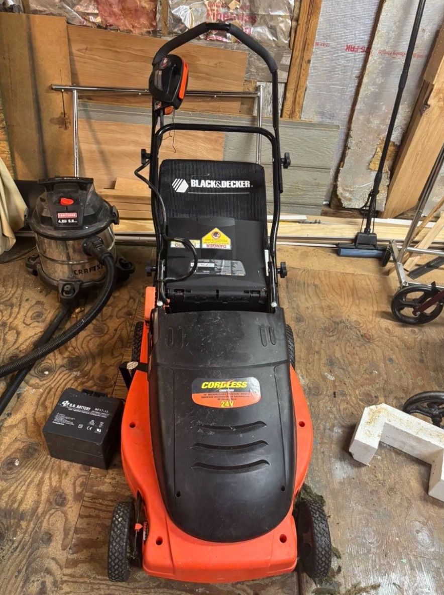 LOW PRICE MOVING- AS IS BLACK AND DECKER LAWN MOWER