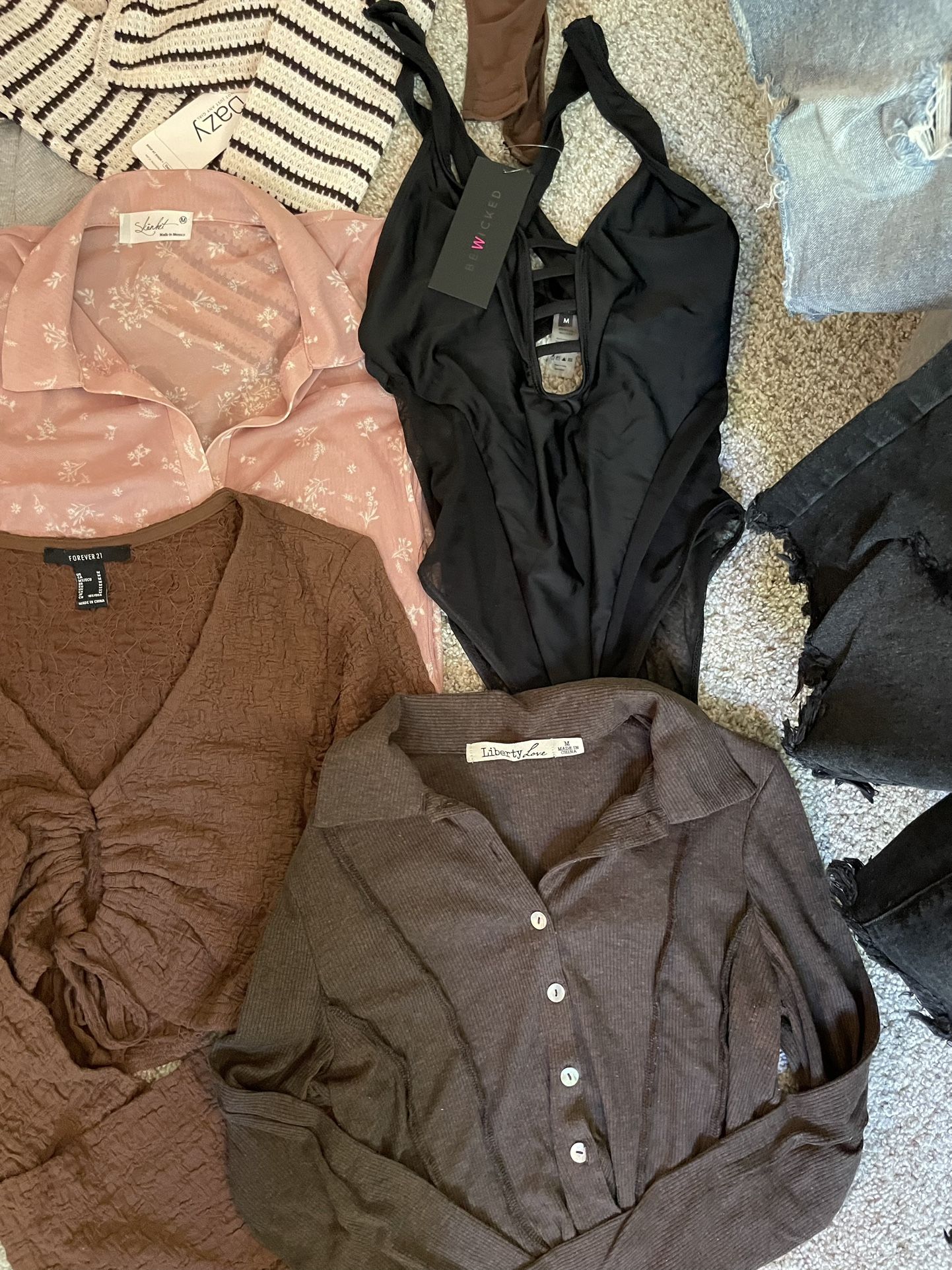 Women’s Clothing Bundle – 22 Pieces (Size Medium 6-8) – Dresses, Tops, Jeans + More!