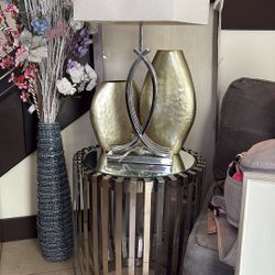 Stand table, lamp, decor