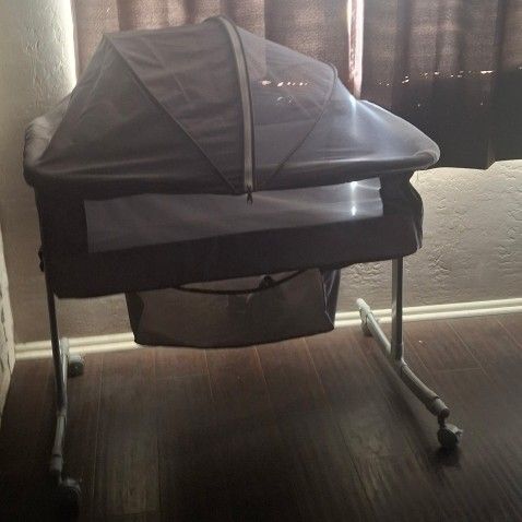Baby Basinet-Great Condition 
