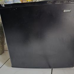 Kenmore 1.7 cu-ft Refrigerator - Black: Compact Dorm Fridge, Energy Star, Reversible Door, Adjustable Thermostat