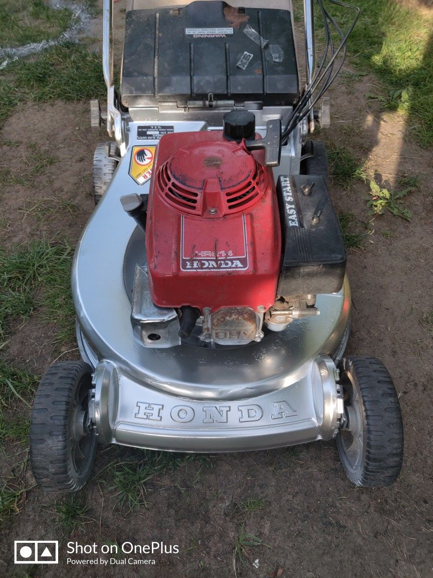 Honda hr214 lawn mower with bag and blade clutch self propelled for Sale in Tacoma WA OfferUp