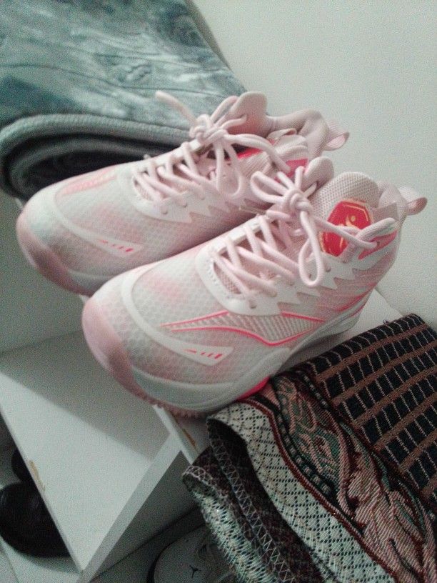 Basketball shoes