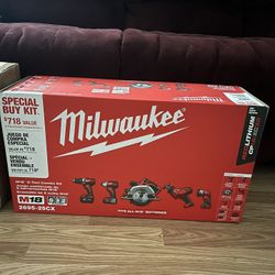 $718 MSRP💰. NOW $350 🔥. BRAND NEW MILWAUKEE M18 POWER TOOL SET.  9 PIECE.  5 POWER TOOLS.  2 BATTERIES.  CHARGER.  LARGE TOOL BAG.   $718 VALUE!! 