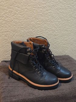 Womans boots size 6