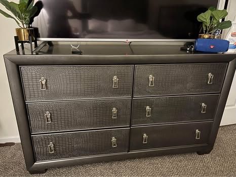 Bedroom set (mirror included)