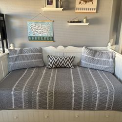 White Shaker-Style Twin Day Bed With Trundle Drawer 