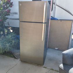 GE Stainless Steel Top Freezer Refrigerator 