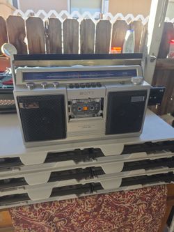 Vintage boom box Sony used cash only local pick up  missing casete door