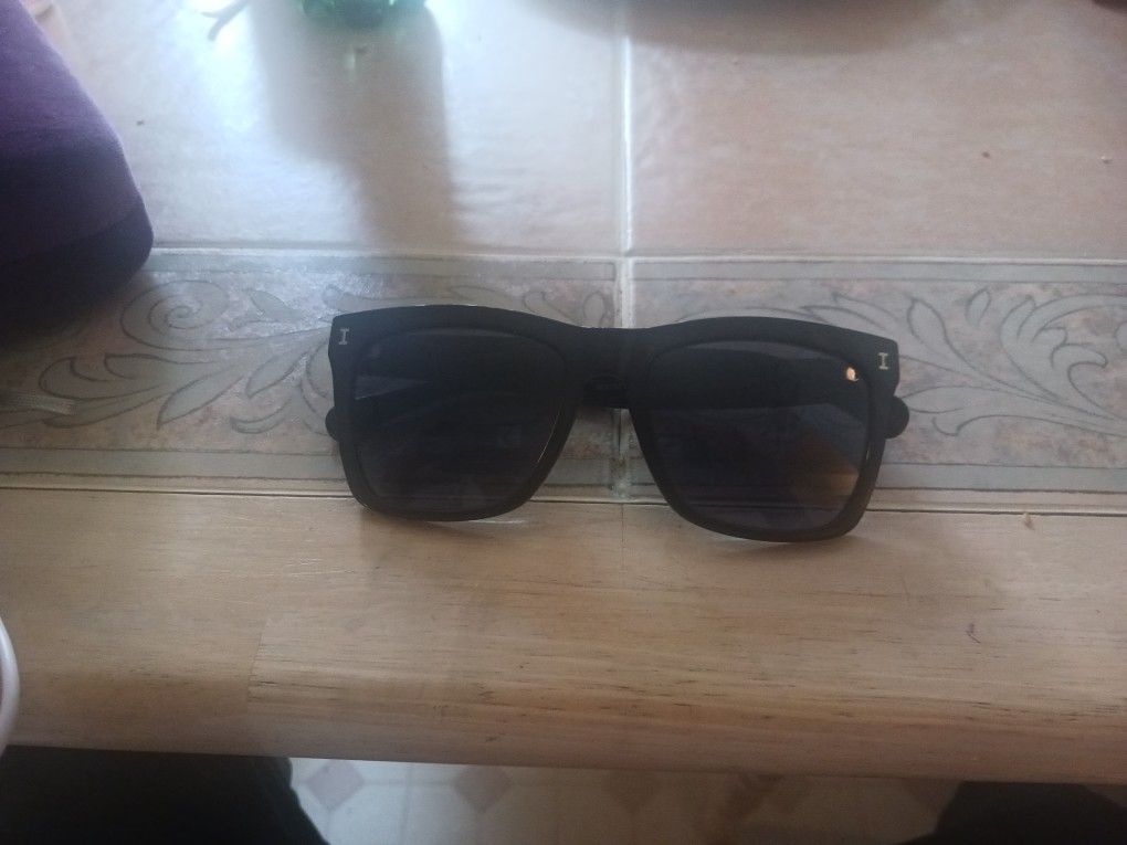 Illesteva Sun Glasses