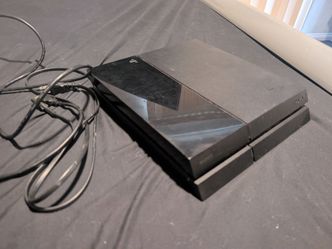 PlayStation 4 comes with controller and cords