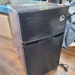 Igloo Mini Fridge Refridgerator