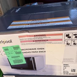 Whirlpool 1.1-cu ft Medium 900 -Watt Countertop Microwave ( Silver )