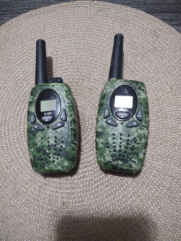 Set Of Walkie Talkies M-880 Up To A Mile REACH