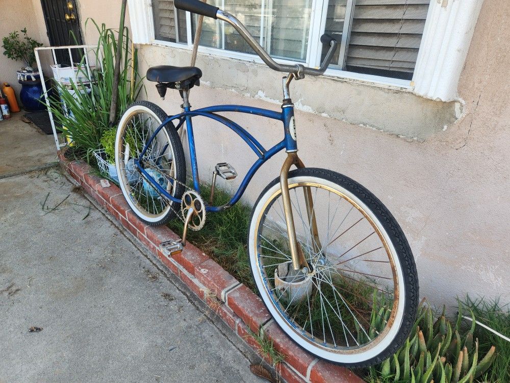 Vintage 80's Chicago Schwinn "Smooth Riding Bike " Can Meet ot Drop off in the Area.