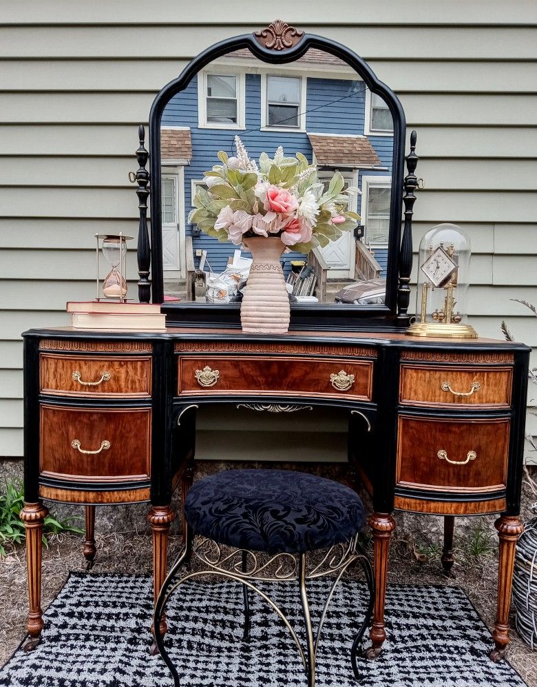 Antique Makeup Vanity With Stool