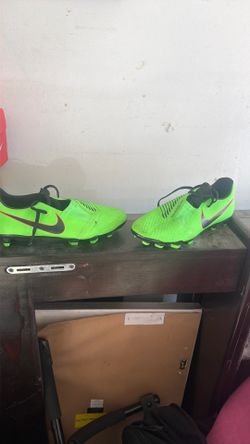 Nike Phantom Venom  size 8