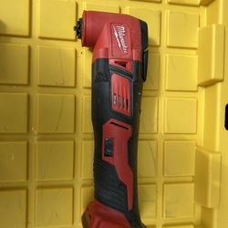 Milwaukee oscillating  tool (tool only) asking 100  works great in N Lakeland 