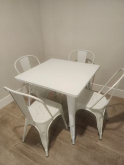 Metal table and 4 chairs indoor/ outdoor