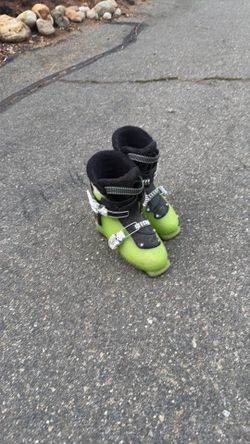 Kids ski boots
