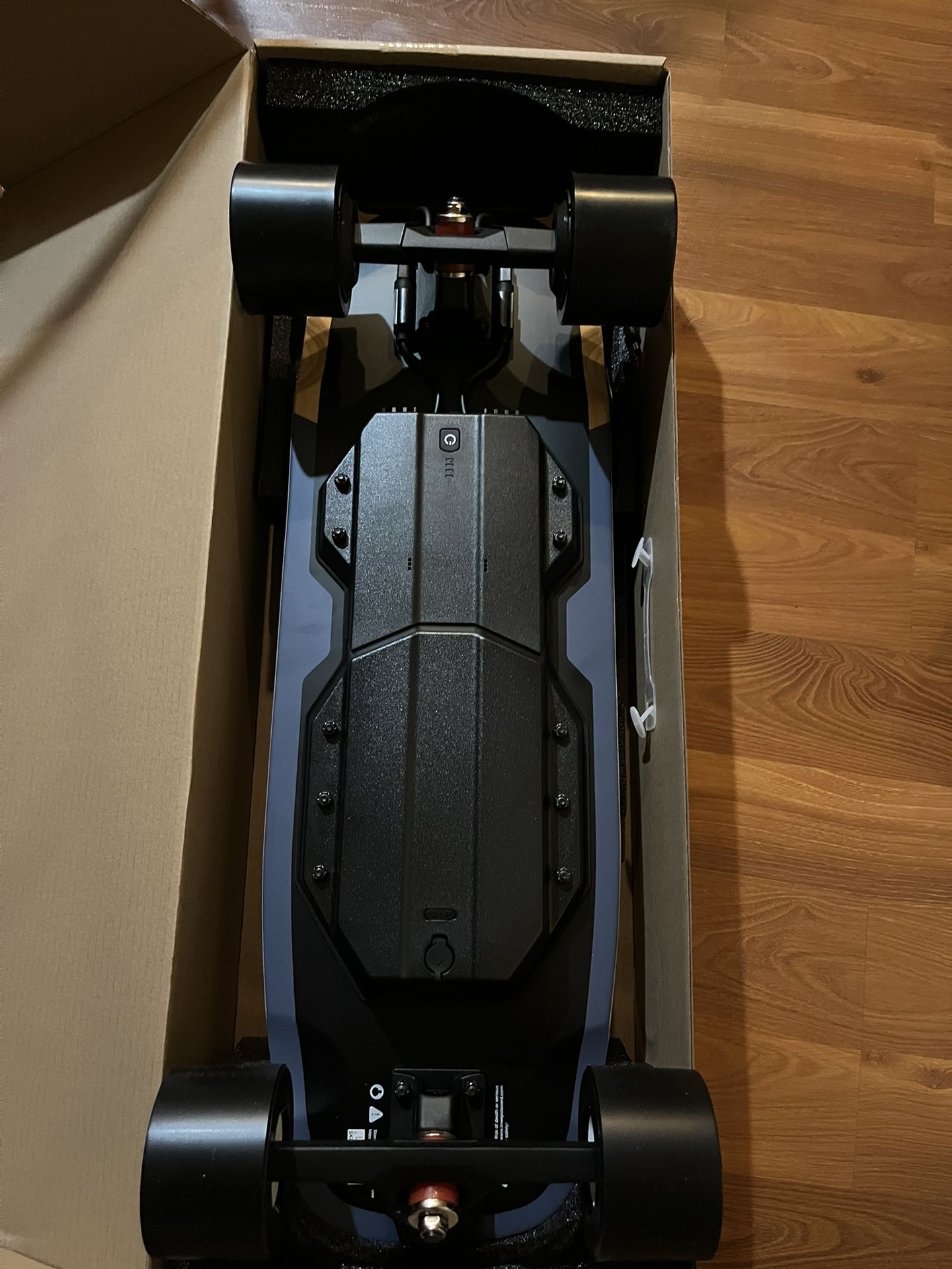BRAND NEW ELECTRIC SKATEBOARD 28MPH