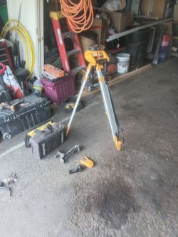 DeWalt self leveling laser