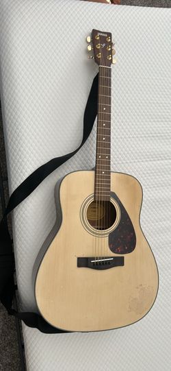 Yamaha F335 Acoustic guitar