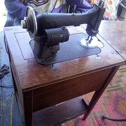 White Rotor Sewing Machine Model 43
