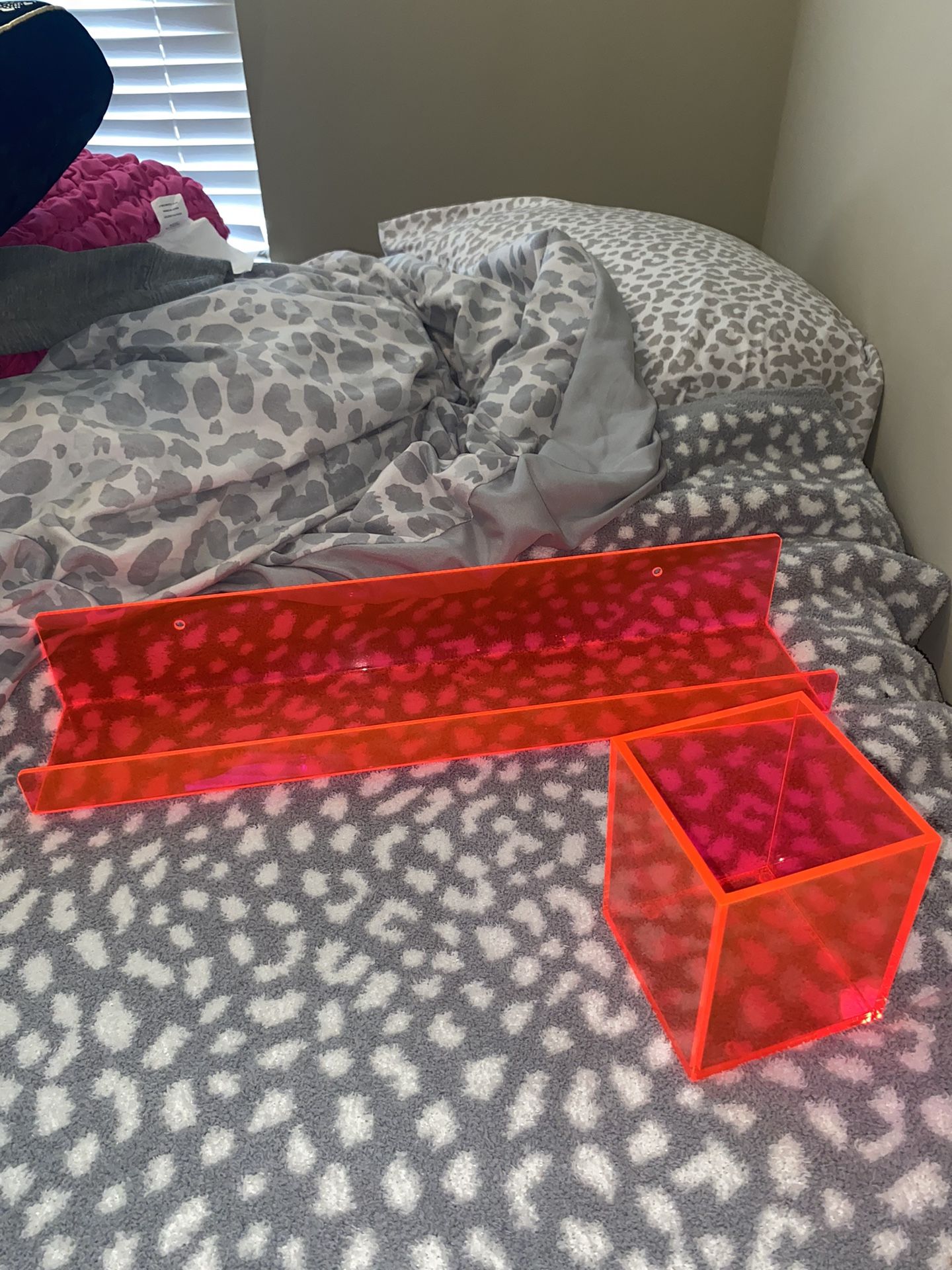 neon pink shelf & pen/makeup brush holder