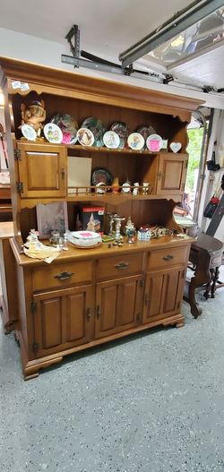 Hutch and China cabinet 2 Peices