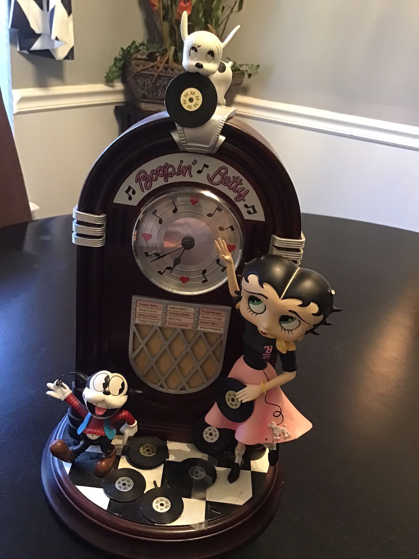 BETTY BOOP COLLECTION THE JUKEBOX BETTY CLOCK . CLOCK IN WORKING 