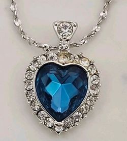 Avons Limited Edition Heart-Shaped Blue Crystal Pendant Necklace Setting Charm